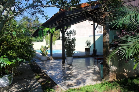 Una piscina al aire libre