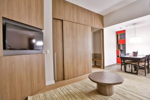 Suíte luxo, 1 cama King | Área de estar | TV LED 32 polegadas com canais via satélite, TV