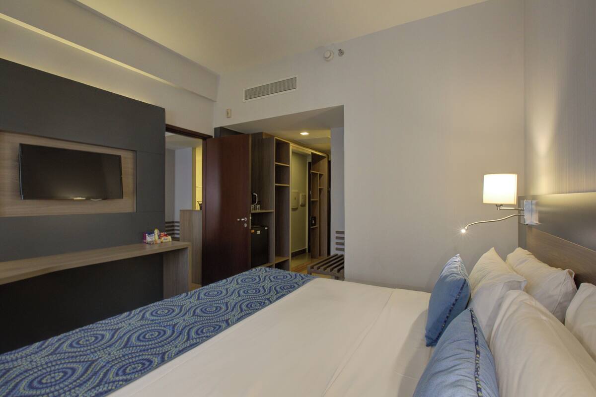 Family Room | 1 bedroom, in-room safe, desk, blackout curtains