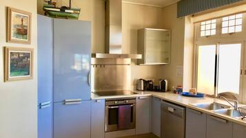 Full-size fridge, microwave, oven, stovetop