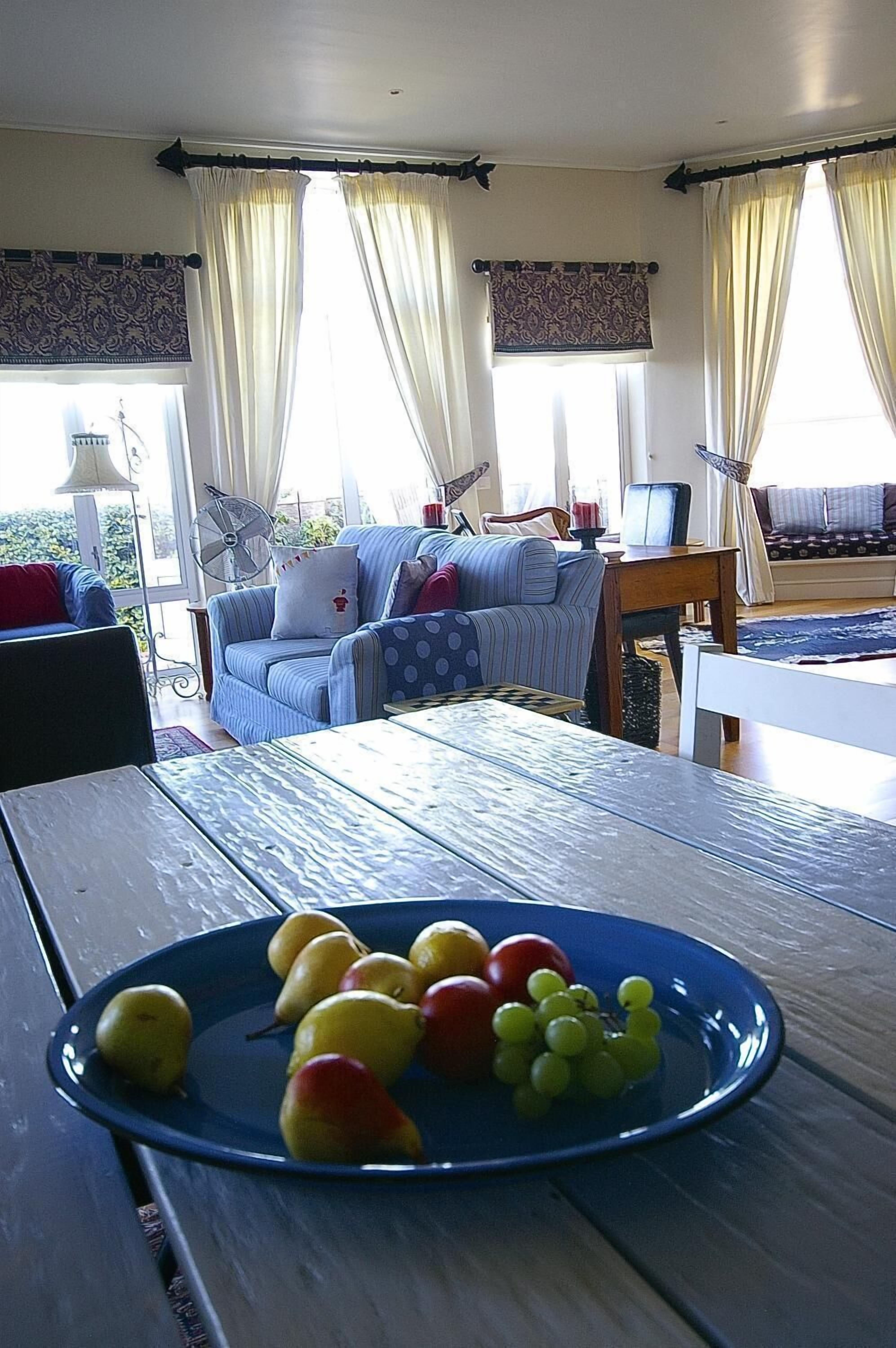Full-size fridge, microwave, oven, stovetop
