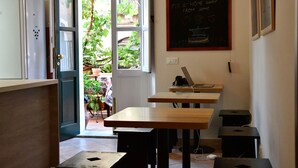 Una habitación acogedora con una mesa de madera, una computadora portátil y una pizarra con un mensaje de bienvenida.