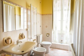 A bathroom with a sink, toilet, and bathtub. - Casa Cifali (Taormina)