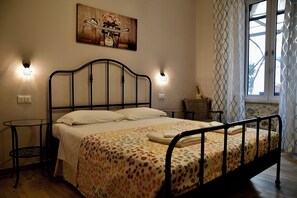 In-room safe, desk, laptop workspace, blackout drapes - Casa Cifali (Taormina)