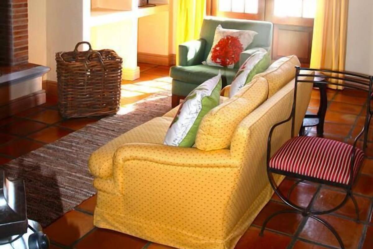 Casa de campo familiar, 2 habitaciones (Springbuck Cottage) | Área de sala de estar | Televisión y chimenea 