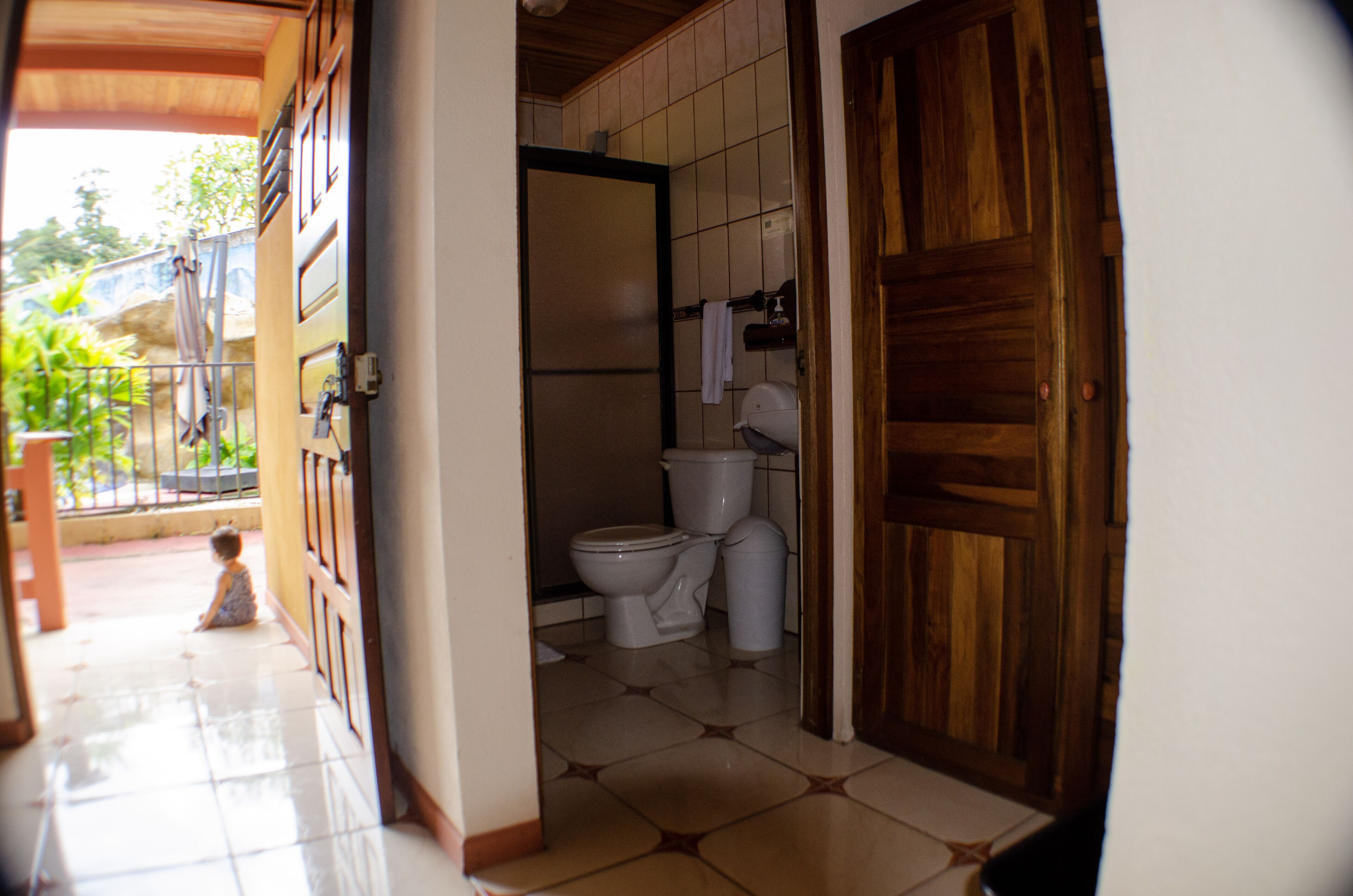 Un baño con inodoro, lavabo y zona de ducha.