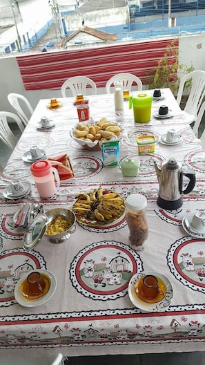 Tägliches inbegriffenes kontinentales Frühstück