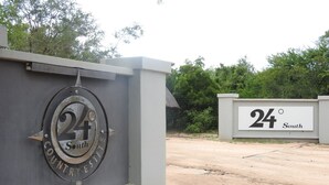 Señal que indica '24 South' y 'COUNTRY ESTATE', señalando un hotel o resort.