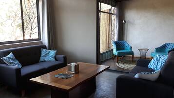 Chalet Deluxe, 2 habitaciones, vista a la montaña | Sala de estar | Televisión de pantalla plana de 81 cm con canales vía satélite