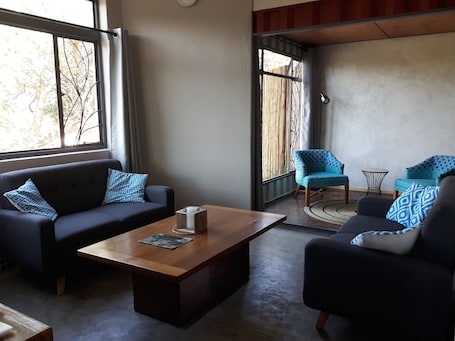 华丽木屋, 2 间卧室, 山景 | 客厅 | 81-厘米纯平电视 (配备卫星频道)、电视. 24 度自助餐酒店