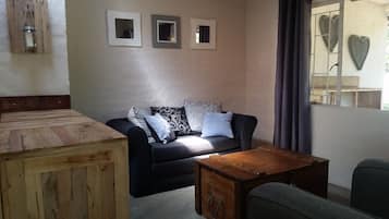 Self-Catering Chalet 1 | Living area | 81-cm flat-screen TV with satellite channels, TV
