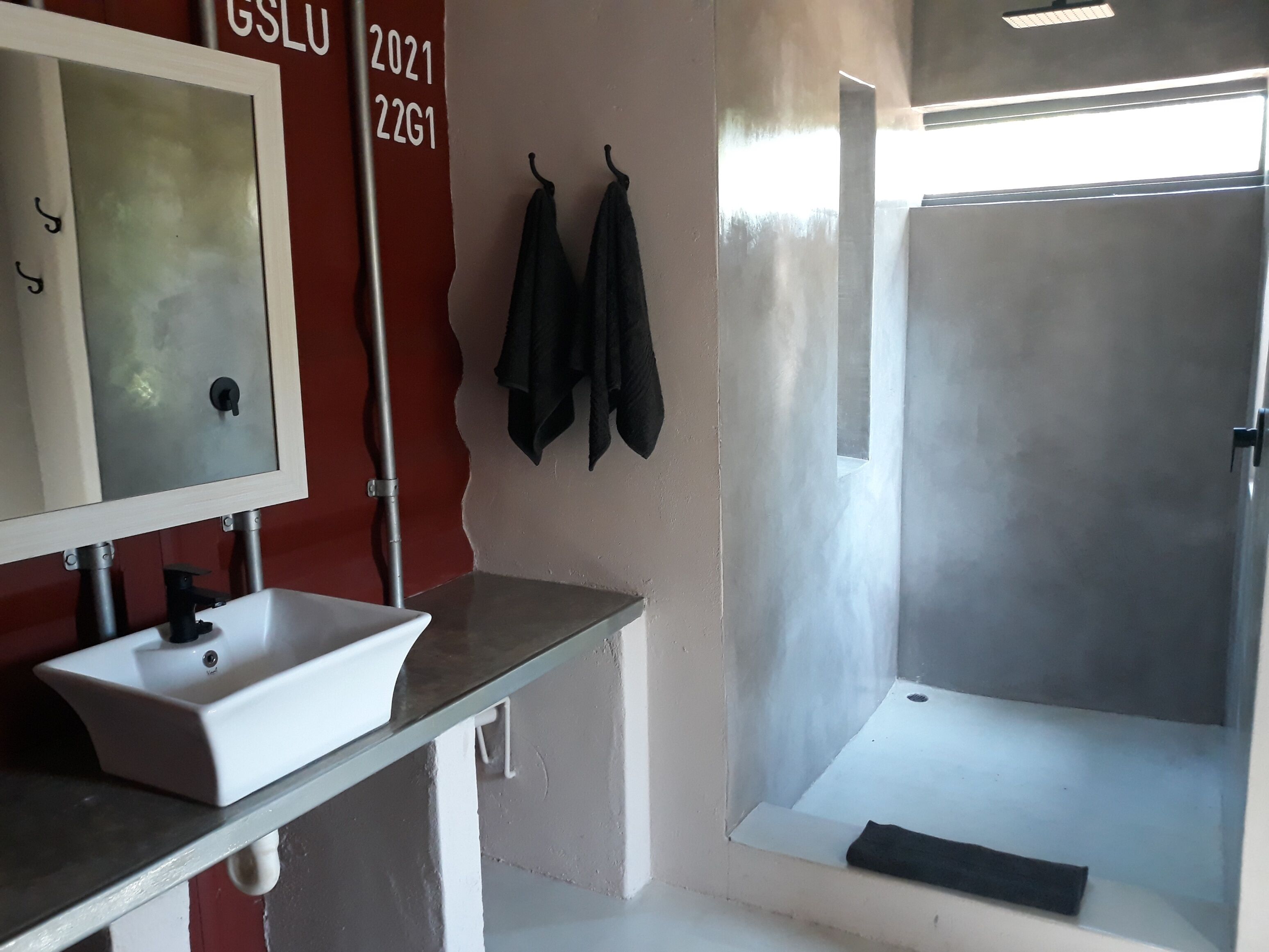 Chalé luxo, 2 quartos, vista para a montanha | Banheiro | Chuveiro, chuveiro com efeito de chuva, produtos de toalete de grife 