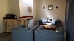 Self-Catering Chalet 1  | Private kitchenette | Fridge, oven, stovetop, electric kettle - 24 Degrees Self-Catering (Hoedspruit)