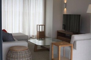Luxury Penthouse, 3 Bedrooms, Balcony, Lake View | Living room
