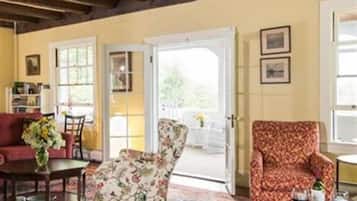 Traditional Double Room, 1 Queen Bed | Living area