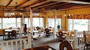 Restaurant - Snowvillage Inn (Eaton Center)