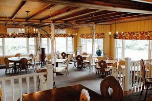 Dinner served, American cuisine, garden views - Snowvillage Inn (Eaton Center)