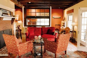 Lobby lounge - Snowvillage Inn (Eaton Center)