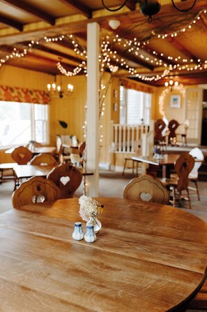 Dinner served, American cuisine, garden views  - Snowvillage Inn (Eaton Center)