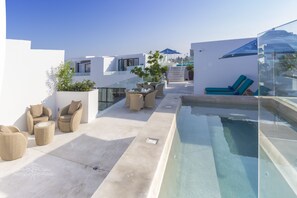 Outdoor pool, pool umbrellas - Anah Luxury Condos by Baitna (Playa del Carmen)