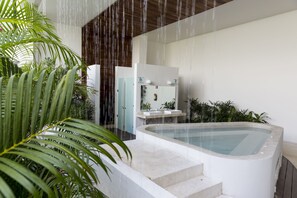 Outdoor spa tub - Anah Luxury Condos by Baitna (Playa del Carmen)