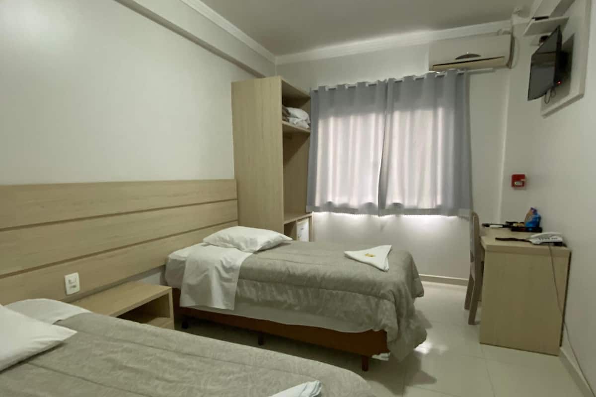 Economy Twin kamer | Een minibar, een bureau, geluiddichte muren, een strijkplank/strijkijzer