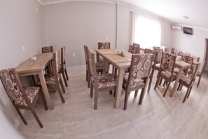 Café da manhã com buffet todos os dias mediante uma taxa