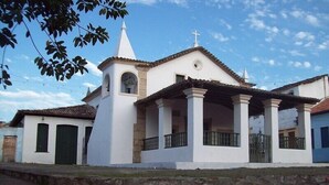 A white church with a bell tower and a covered porch. - Cachoeira Apart Hotel (Cachoeira)