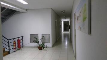 Frigobar, escrivaninha, cortinas blackout, Wi-Fi de cortesia