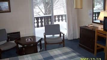Room, 1 Queen Bed | Desk, rollaway beds, free WiFi, bed sheets