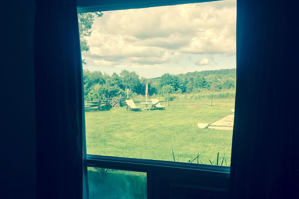 Room, 1 Queen Bed | Desk, rollaway beds, free WiFi, bed sheets