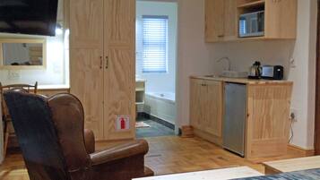 Deluxe Room, Accessible, Ground Floor | Living area | Flat-screen TV