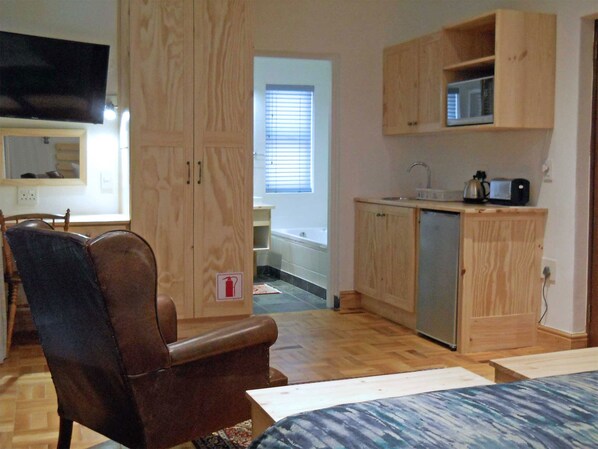 Rom – deluxe, tilgjengelighetstilpasset, 1. etasje | Oppholdsområde | Flatskjerm-TV