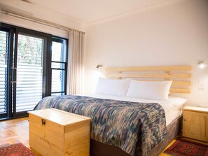 Garden suite (ground floor) | 1 bedroom, in-room safe, desk, blackout drapes - 7 Ackermann Place Guest House (Stellenbosch)