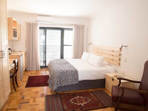 Wheelchair friendly suite (ground floor)  | 1 soverom, safe på rommet, skrivebord og blendingsgardiner
