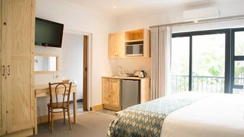 Deluxe Room, Balcony | 1 bedroom, in-room safe, desk, blackout drapes