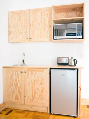 Kamar Deluks, akses difabel, lantai dasar | Dapur kecil pribadi | Lemari es, microwave, kompor, dan ketel listrik