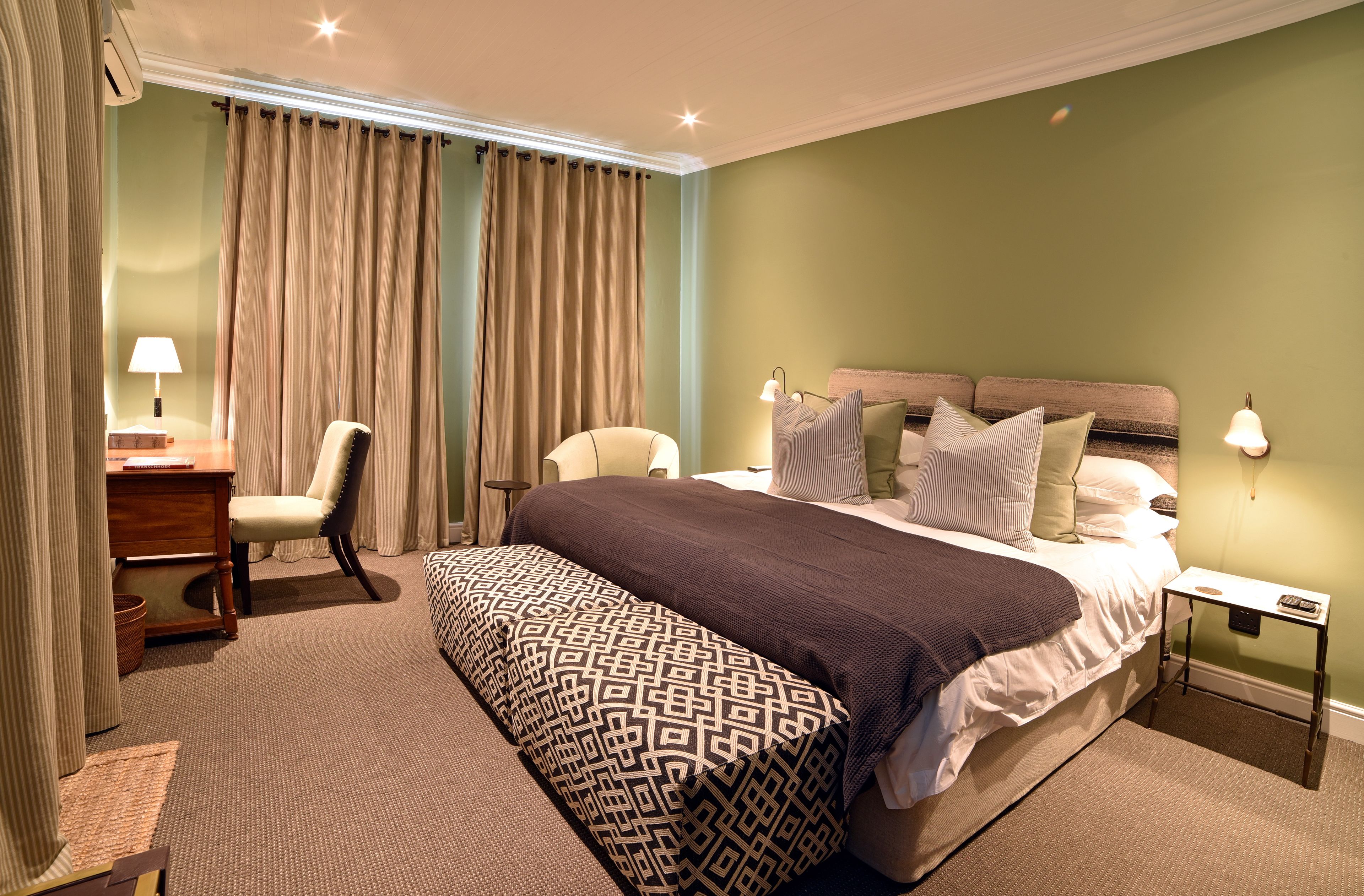 Premium bedding, in-room safe, individually decorated