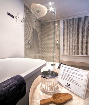 Articles de toilette griffés, séchoir à cheveux, serviettes fournies