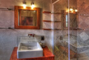 Apartamento estándar, 1 habitación | Baño | Ducha y toallas