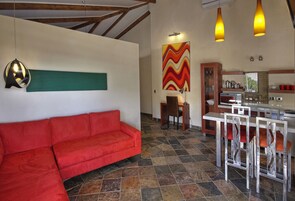 Apartamento standard, 2 quartos | Área de estar | TV de tela plana