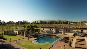 Outdoor pool, pool loungers - La Bella Vita Studios (Paarl)