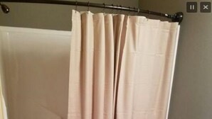 Ein Badezimmer mit einer Badewanne, Toilette und einer Duschvorhang.