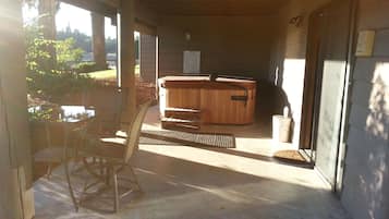 Habitación de lujo, varias camas, para no fumadores | Tina de hidromasaje al aire libre