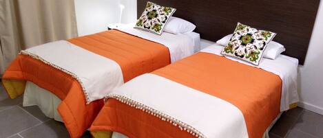 Caja de seguridad en la habitación y escritorio