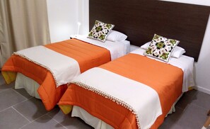 خزنة داخل الغرفة ومكتب وتجهيزات عازلة للصوت ومكواة/لوح كي