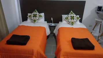 Apartamento standard, 2 camas de solteiro, cozinha | Cofres nos quartos, escrivaninha, quartos à prova de som