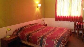 Kahden hengen standard-huone, 2 yhden hengen sänkyä | Tallelokero huoneessa, ilmainen Wi-Fi