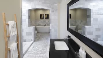 Suite estudio ejecutiva, 1 cama King size, cocineta, planta baja | Tina profunda