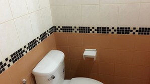 A bathroom with a toilet, a bidet, and a toilet paper holder. - Same Same Guesthouse (Patong)